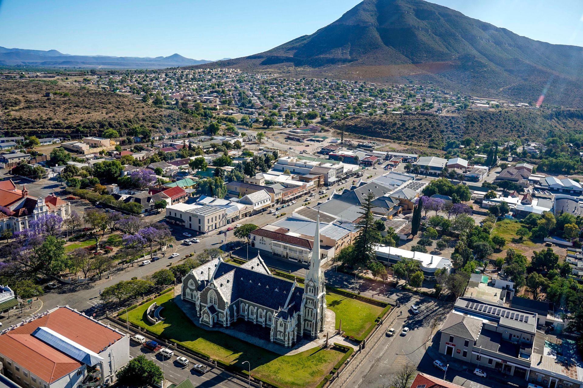 Graaff-Reinet from the air: the white Groot Kerk among the town’s streets, with the mountains behind